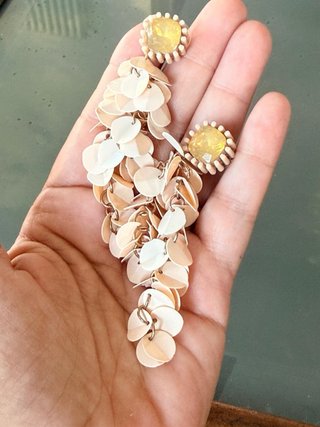 Orecchini pendenti paillettes beige e oro