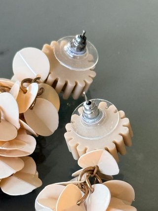 Orecchini pendenti paillettes beige e oro