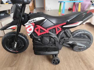 Moto Aprilia niño