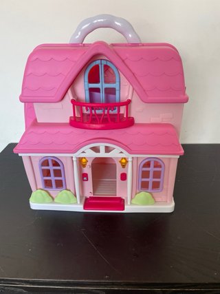 Casa de muñecas rosa con balcón