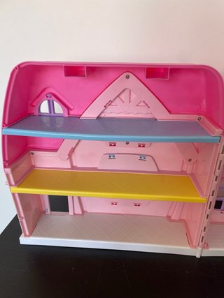 Casa de muñecas rosa con balcón