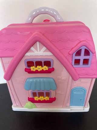 Casa de muñecas rosa con balcón