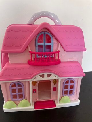 Casa de muñecas rosa con balcón