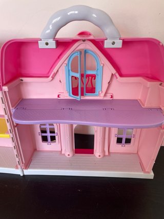 Casa de muñecas rosa con balcón