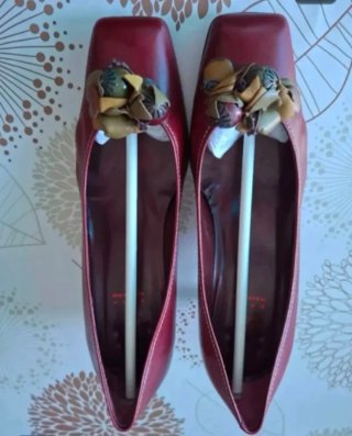Zapatos rojos de tacón con flor