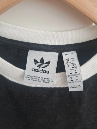 Camiseta Adidas gris ajustada