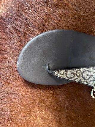 Sandalias Guess Marrón y Dorado