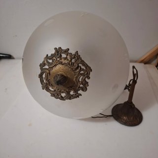 Lampadario vintage in bronzo e vetro satinato