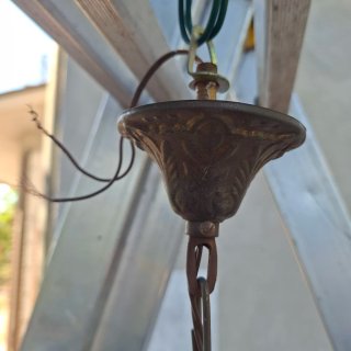 Lampadario vintage in bronzo e vetro satinato
