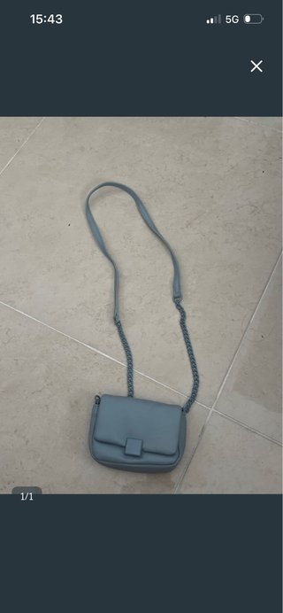 Bolso pequeño Stradivarius celeste