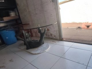 Mesa centro cristal y figura humana negra