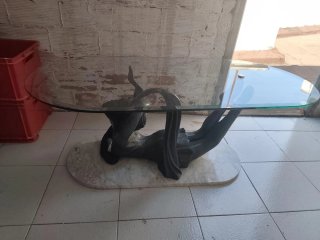 Mesa centro cristal y figura humana negra