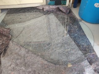 Mesa centro cristal y figura humana negra