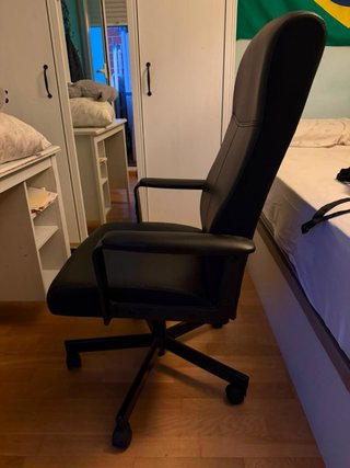 Silla de oficina ergonómica negra