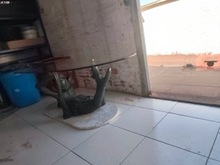 Mesa de centro cristal y figura