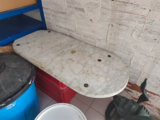 Mesa de centro cristal y figura