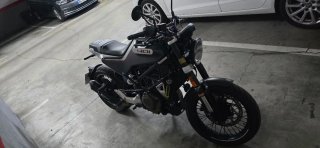 Husqvarna Svartpilen 401 Negra/Gris