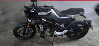 Husqvarna Svartpilen 401 Negra/Gris