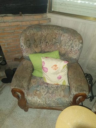 Sofá y sillones de tela y madera