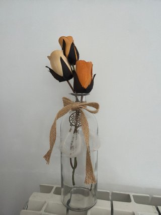 Jarrón con flores de madera y detalle