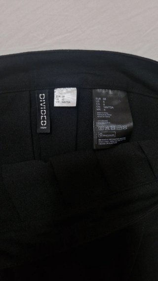 Falda negra plisada con cadena