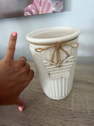 Jarrón decorativo blanco con mariposa