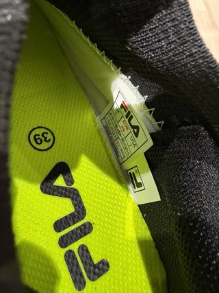 Zapatillas de fútbol Fila amarillas y negras