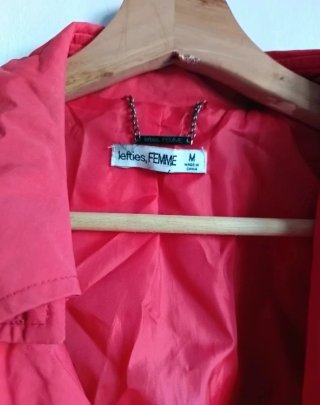 Gabardina Lefties de color rojo.