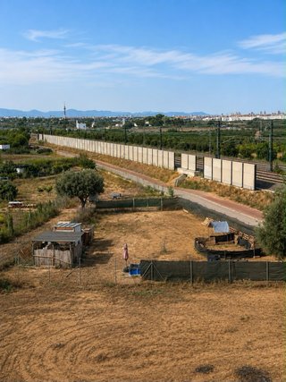Terreno rustico con caseta y piscina