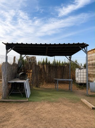 Terreno rustico con caseta y piscina