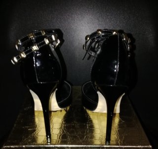 Zapatos de tacón elegantes con correas