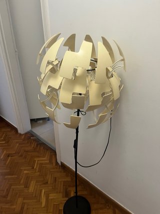 Lámpara de pie beige y blanca