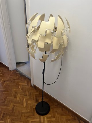 Lámpara de pie beige y blanca