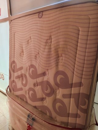 Cama con somier de tela.