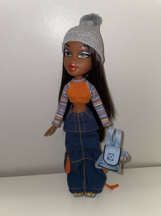 Muñeca Bratz con gorro y bolso