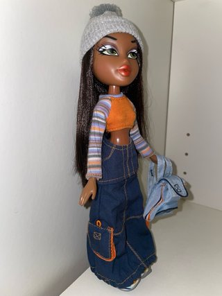 Muñeca Bratz con gorro y bolso