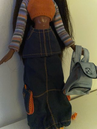 Muñeca Bratz con gorro y bolso