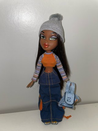 Muñeca Bratz con gorro y bolso