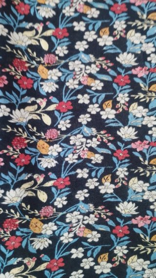 Camiseta floral con encaje