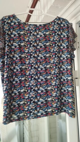 Camiseta floral con encaje