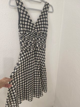 Elegante vestido lunares blanco y negro.