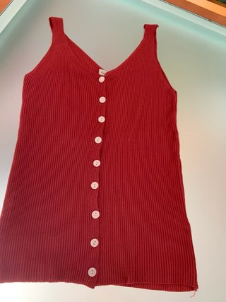 Top de punto rojo ladrillo con botones