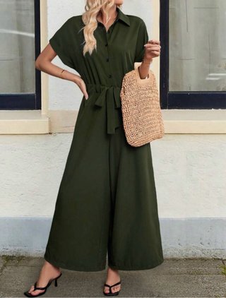 Mono verde militar con cinturón
