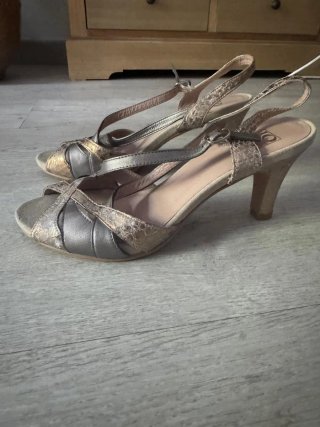 Sandalias piel Talla 37 oro y plata