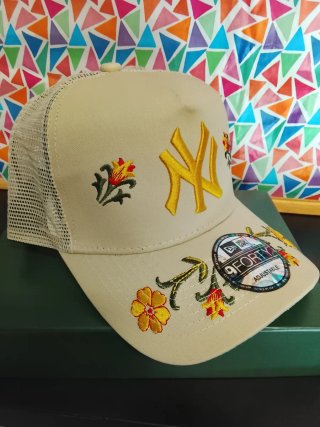 Gorra New Era 9Forty Beige Flores