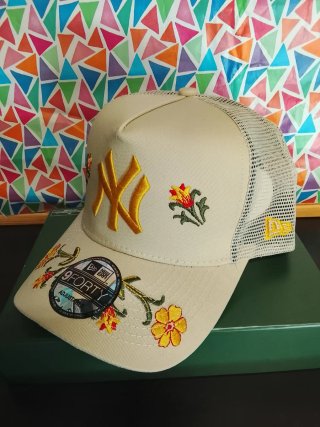 Gorra New Era 9Forty Beige Flores
