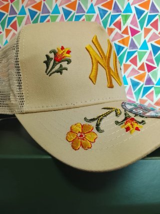 Gorra New Era 9Forty Beige Flores