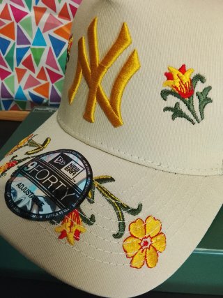 Gorra New Era 9Forty Beige Flores