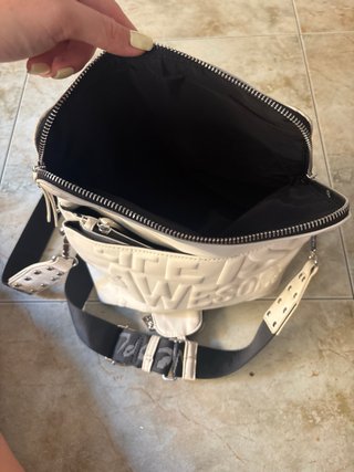 Bolso Desigual blanco con correa negra