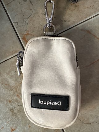 Bolso Desigual blanco con correa negra